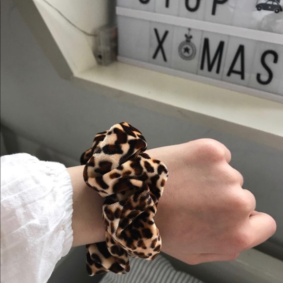 Leopard Velvet Hair Scrunchie Ponytail - Picture 4 of 6